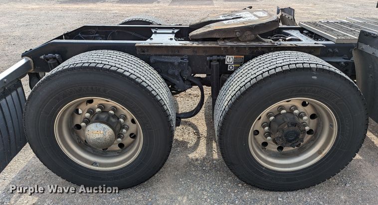 image for item MN9969 2019 Peterbilt 579  semi truck