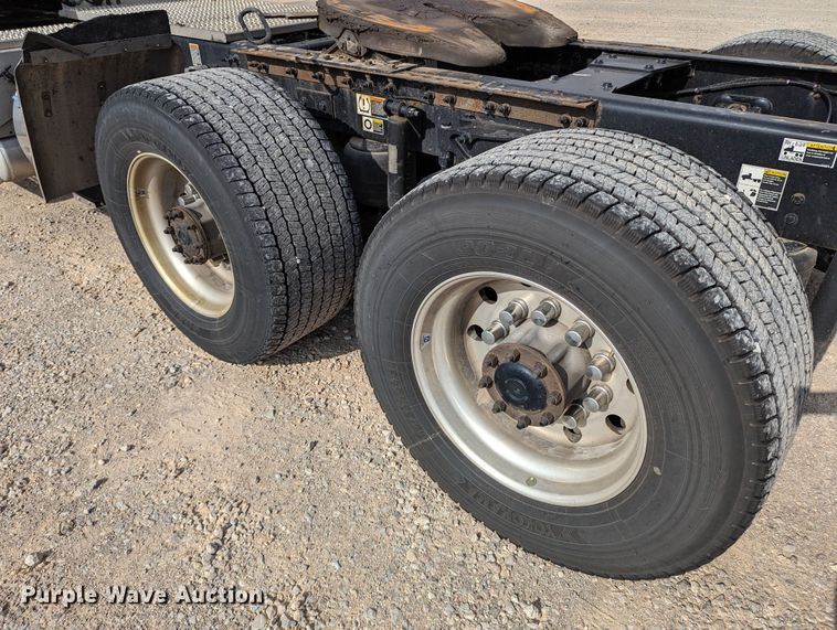 image for item MN9969 2019 Peterbilt 579  semi truck