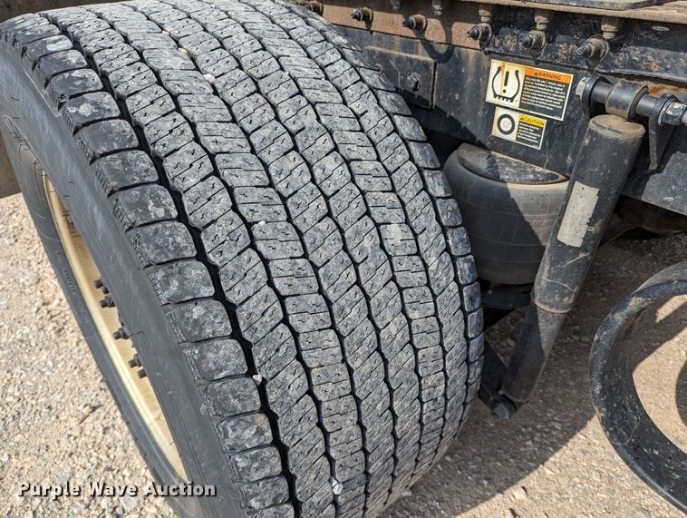 image for item MN9969 2019 Peterbilt 579  semi truck