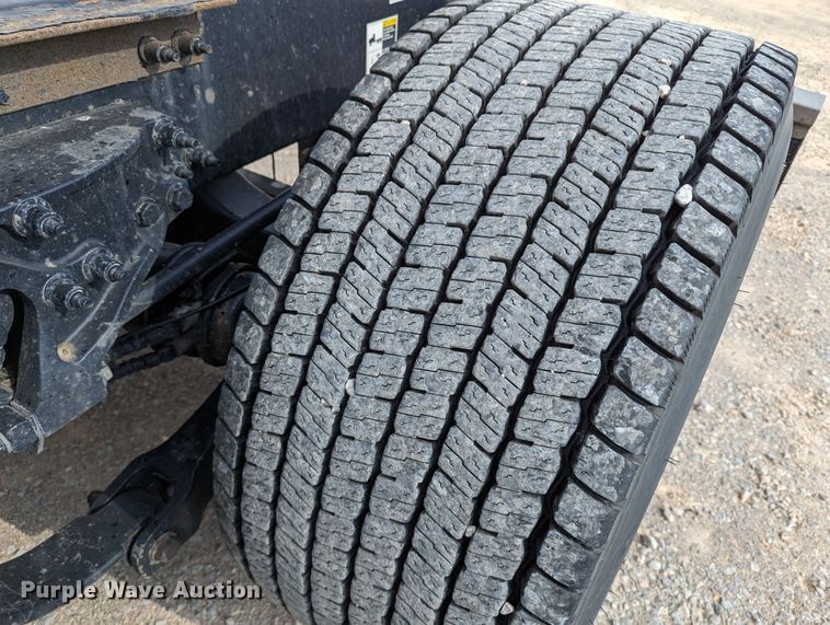 image for item MN9969 2019 Peterbilt 579  semi truck