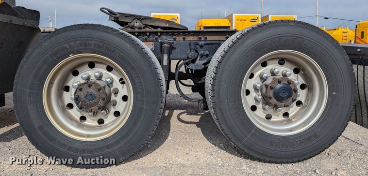 image for item MN9969 2019 Peterbilt 579  semi truck