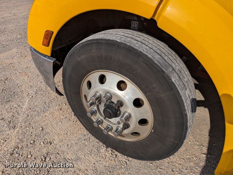 image for item MN9969 2019 Peterbilt 579  semi truck