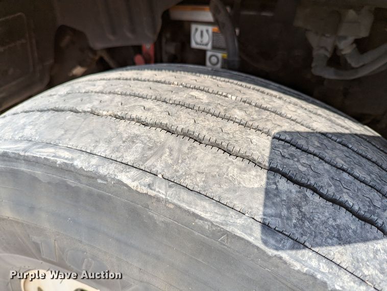 image for item MN9969 2019 Peterbilt 579  semi truck