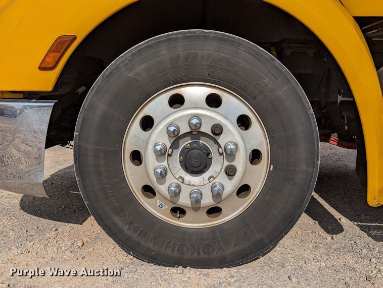 image for item MN9969 2019 Peterbilt 579  semi truck