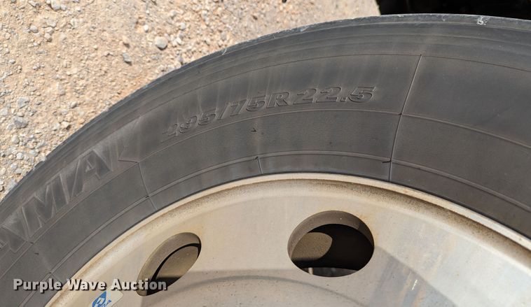 image for item MN9969 2019 Peterbilt 579  semi truck