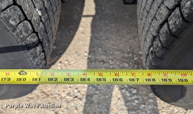 image for item MN9969 2019 Peterbilt 579  semi truck