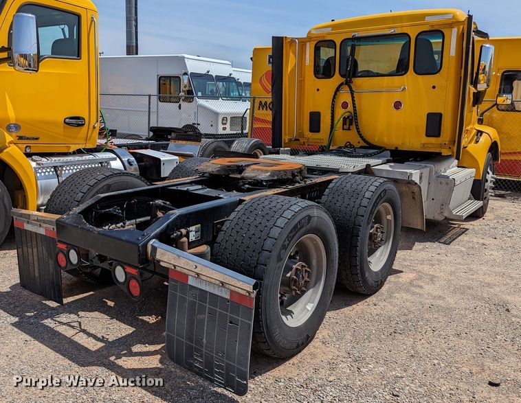 image for item MN9970 2016 Peterbilt 579  semi truck