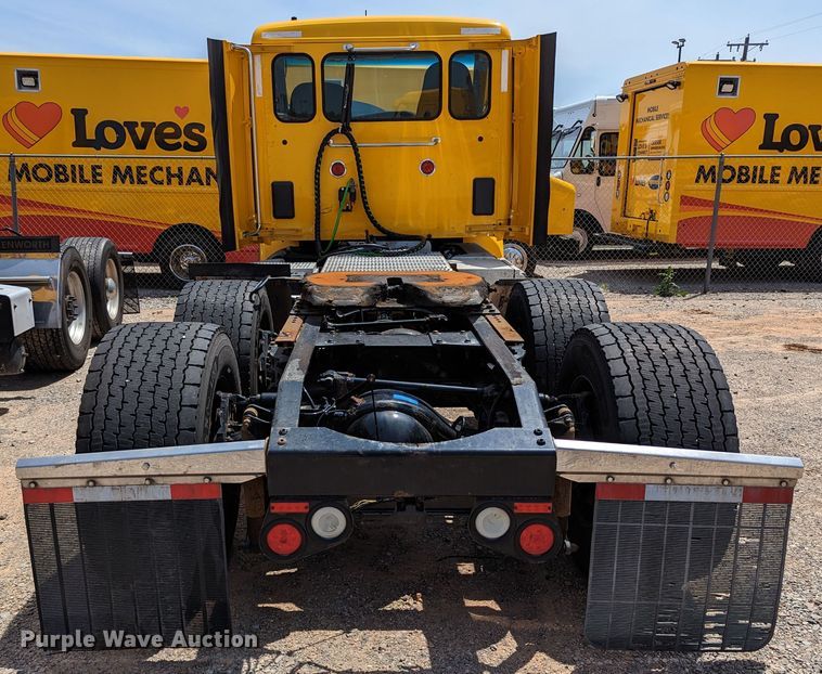 image for item MN9970 2016 Peterbilt 579  semi truck