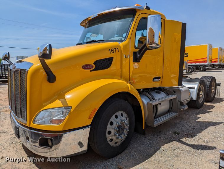 image for item MN9970 2016 Peterbilt 579  semi truck