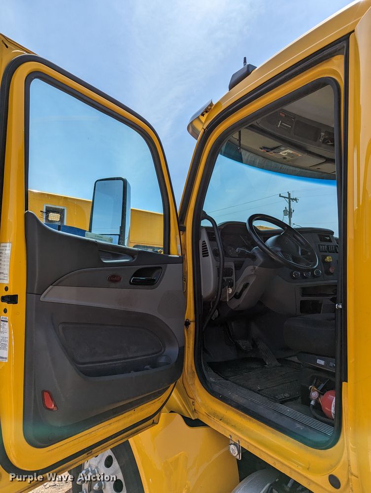 image for item MN9970 2016 Peterbilt 579  semi truck