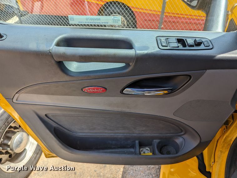 image for item MN9970 2016 Peterbilt 579  semi truck