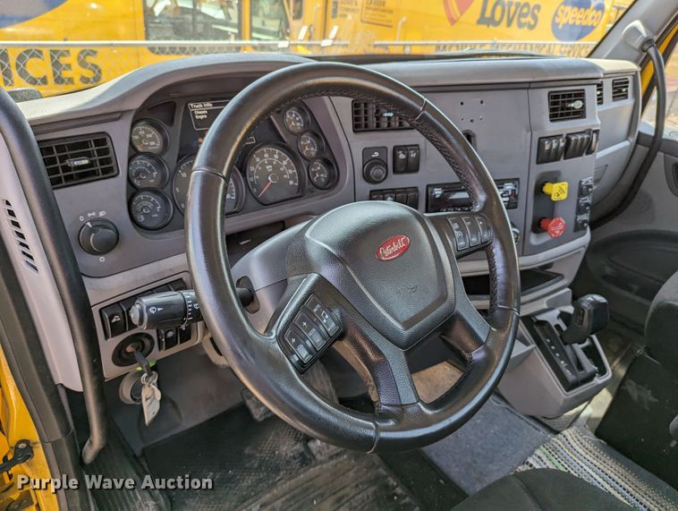 image for item MN9970 2016 Peterbilt 579  semi truck