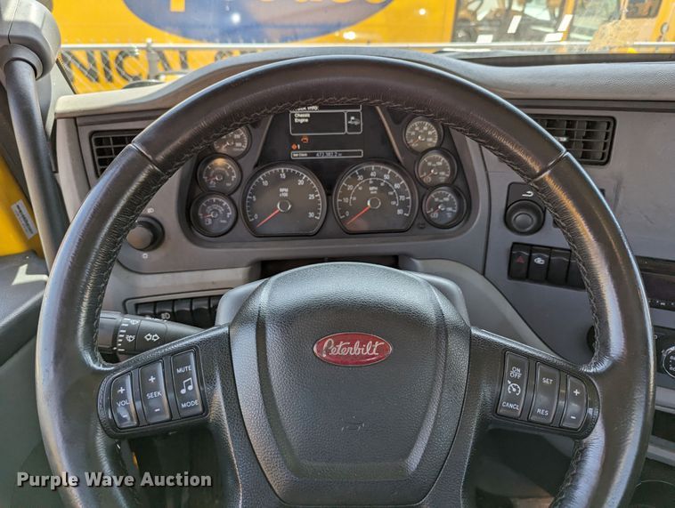 image for item MN9970 2016 Peterbilt 579  semi truck