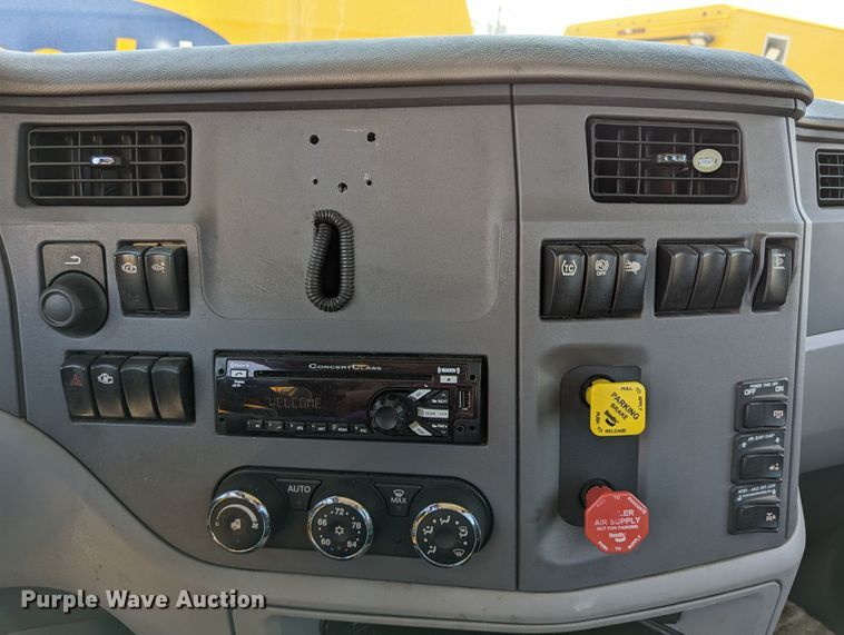 image for item MN9970 2016 Peterbilt 579  semi truck