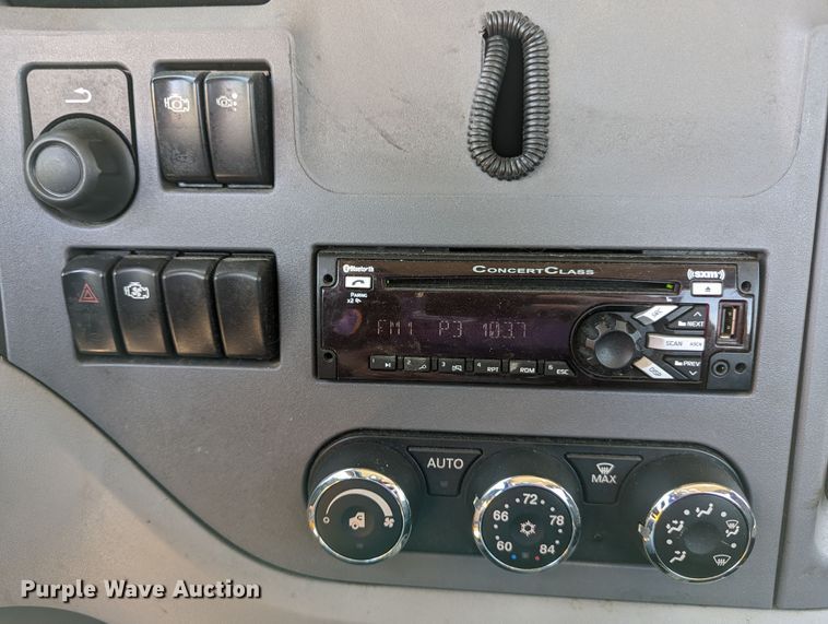 image for item MN9970 2016 Peterbilt 579  semi truck