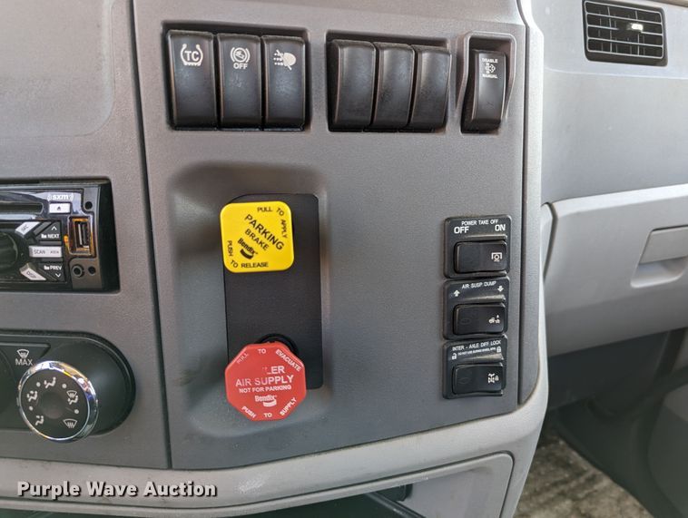 image for item MN9970 2016 Peterbilt 579  semi truck