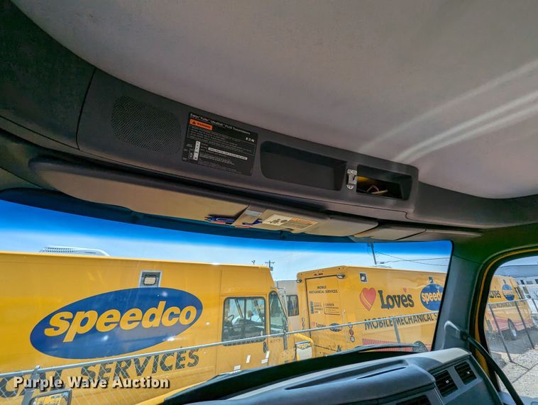 image for item MN9970 2016 Peterbilt 579  semi truck