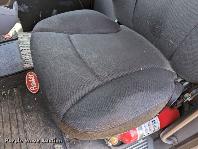 image for item MN9970 2016 Peterbilt 579  semi truck