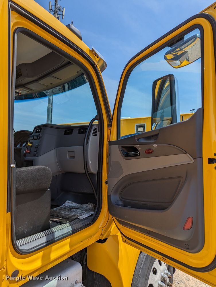 image for item MN9970 2016 Peterbilt 579  semi truck