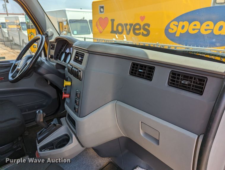 image for item MN9970 2016 Peterbilt 579  semi truck