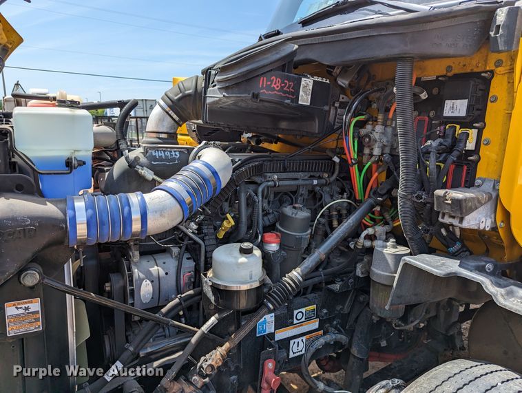 image for item MN9970 2016 Peterbilt 579  semi truck