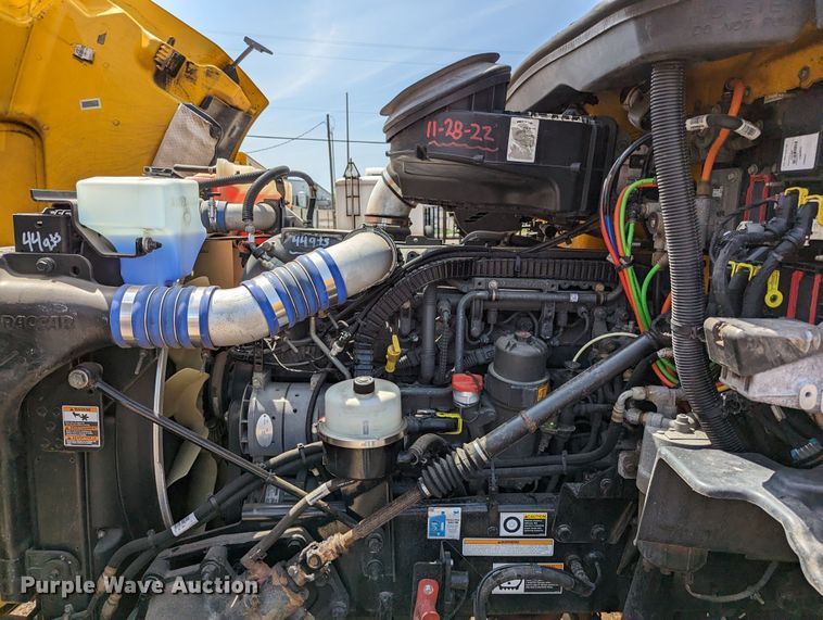 image for item MN9970 2016 Peterbilt 579  semi truck