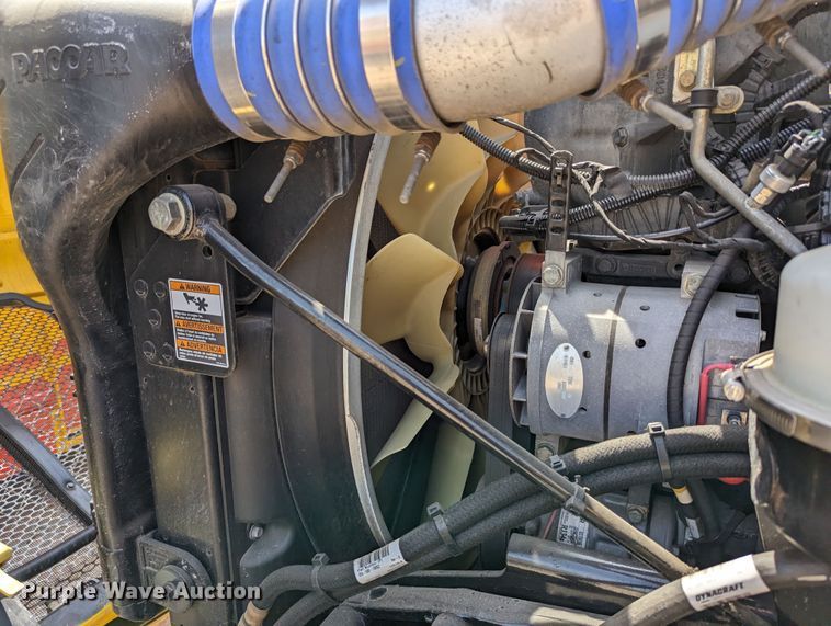 image for item MN9970 2016 Peterbilt 579  semi truck