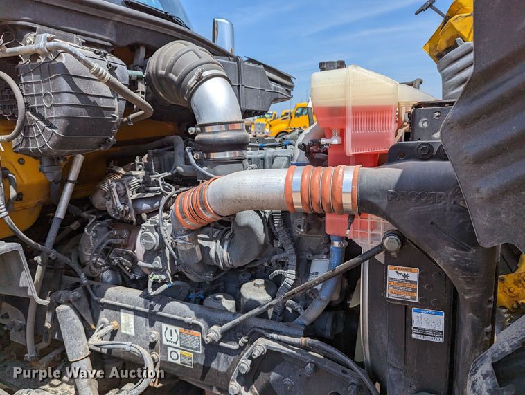 image for item MN9970 2016 Peterbilt 579  semi truck