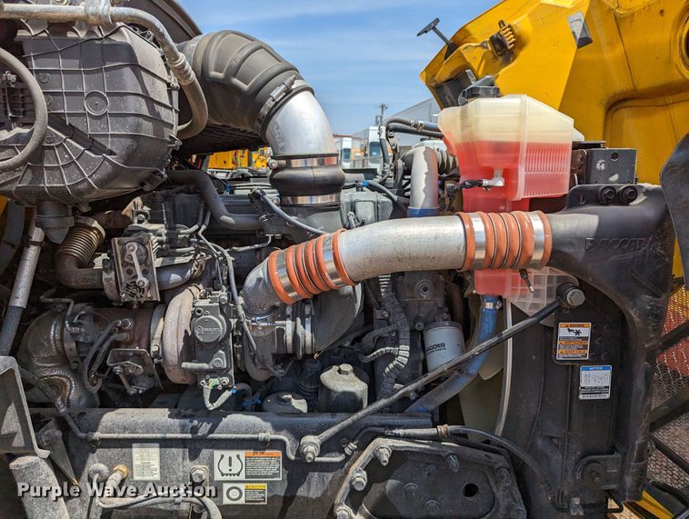 image for item MN9970 2016 Peterbilt 579  semi truck