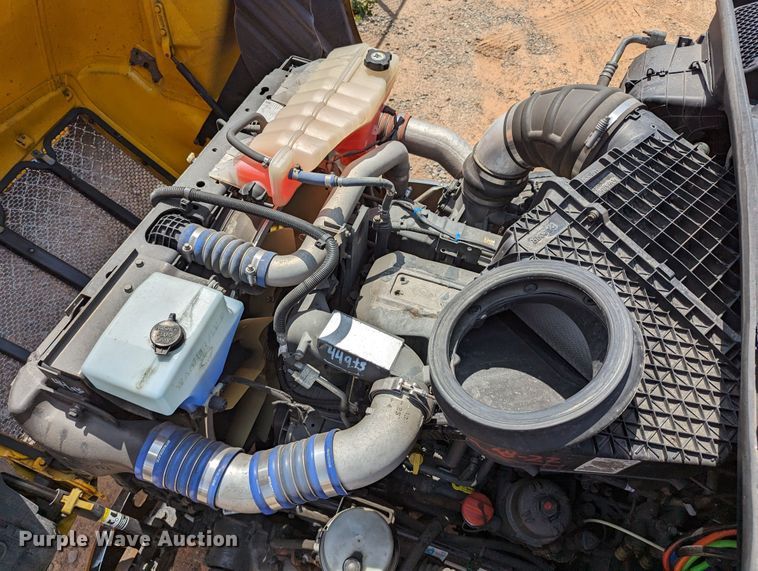 image for item MN9970 2016 Peterbilt 579  semi truck