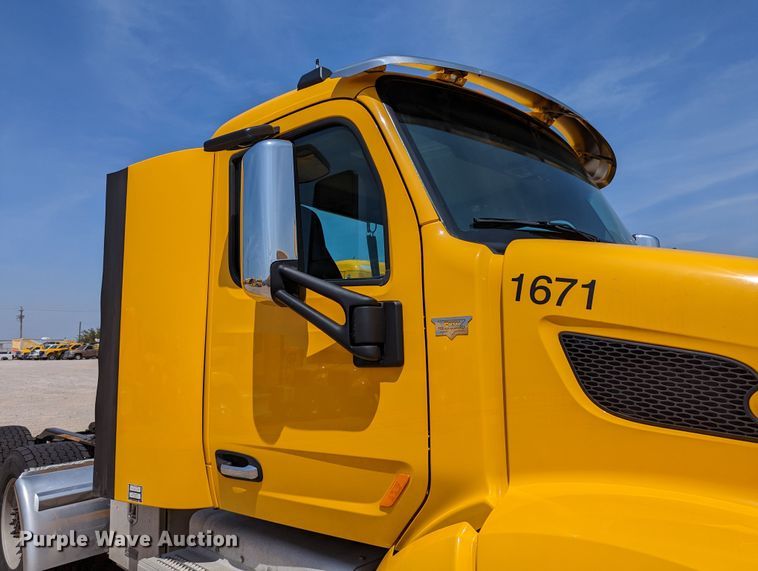 image for item MN9970 2016 Peterbilt 579  semi truck
