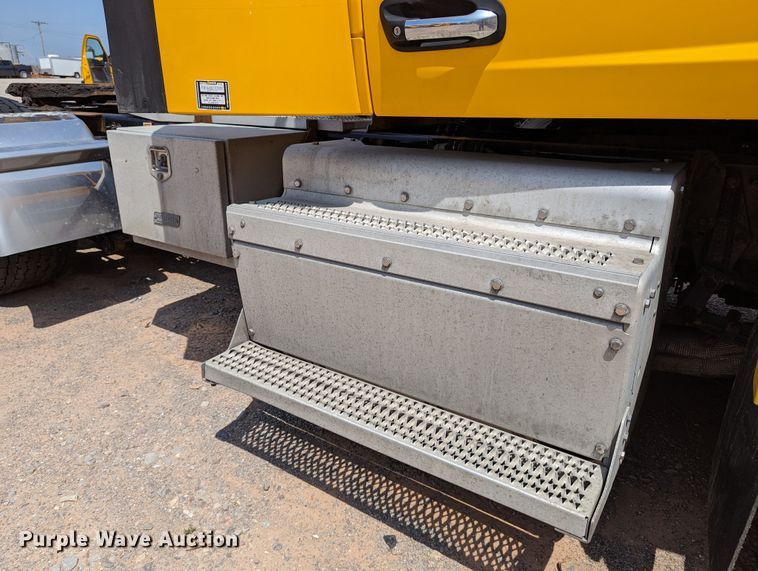 image for item MN9970 2016 Peterbilt 579  semi truck