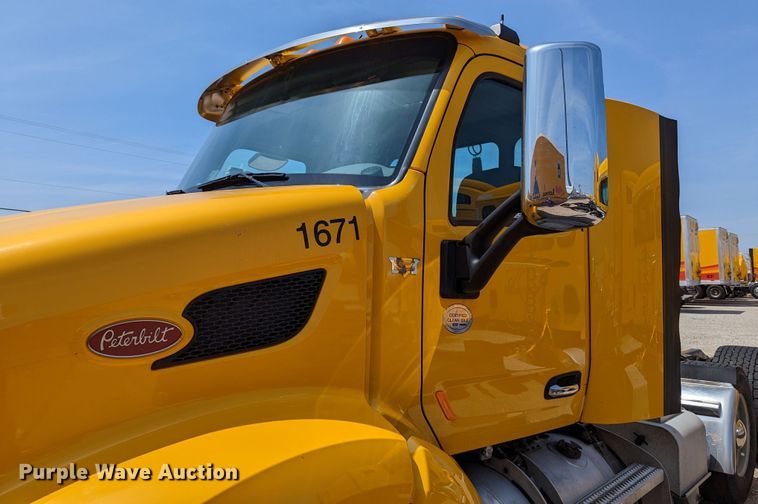image for item MN9970 2016 Peterbilt 579  semi truck