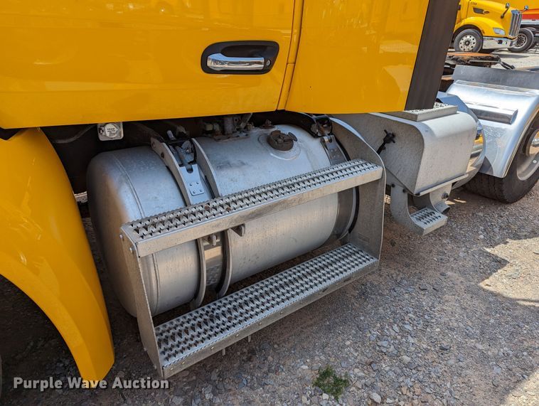 image for item MN9970 2016 Peterbilt 579  semi truck