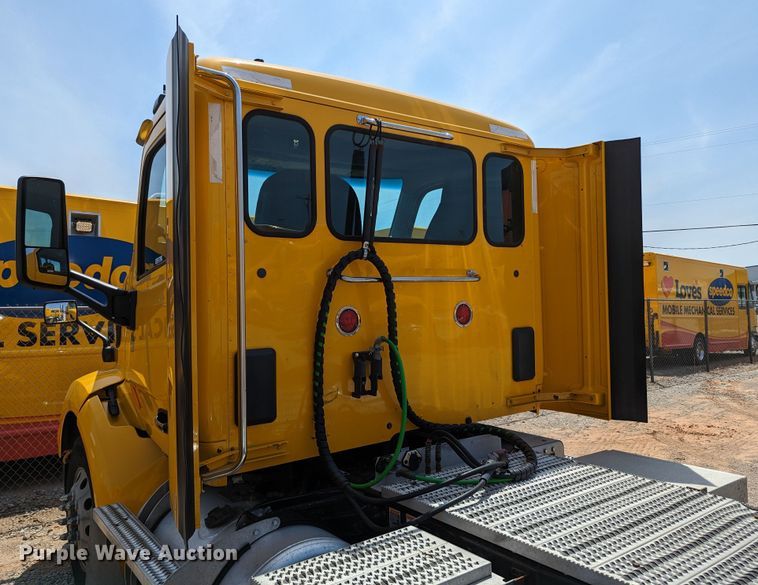 image for item MN9970 2016 Peterbilt 579  semi truck