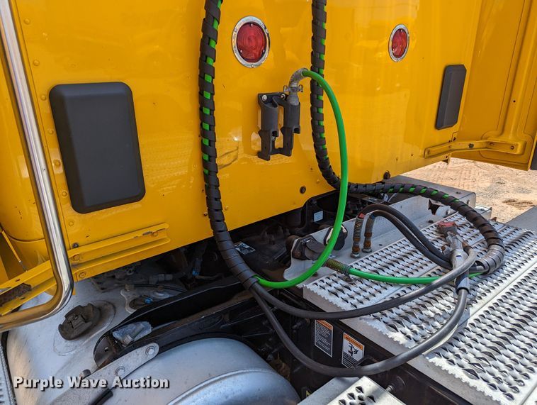 image for item MN9970 2016 Peterbilt 579  semi truck