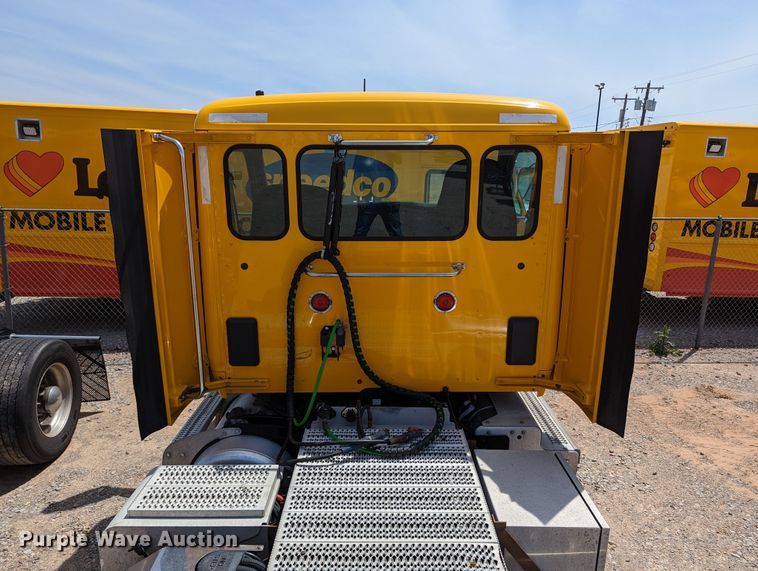 image for item MN9970 2016 Peterbilt 579  semi truck