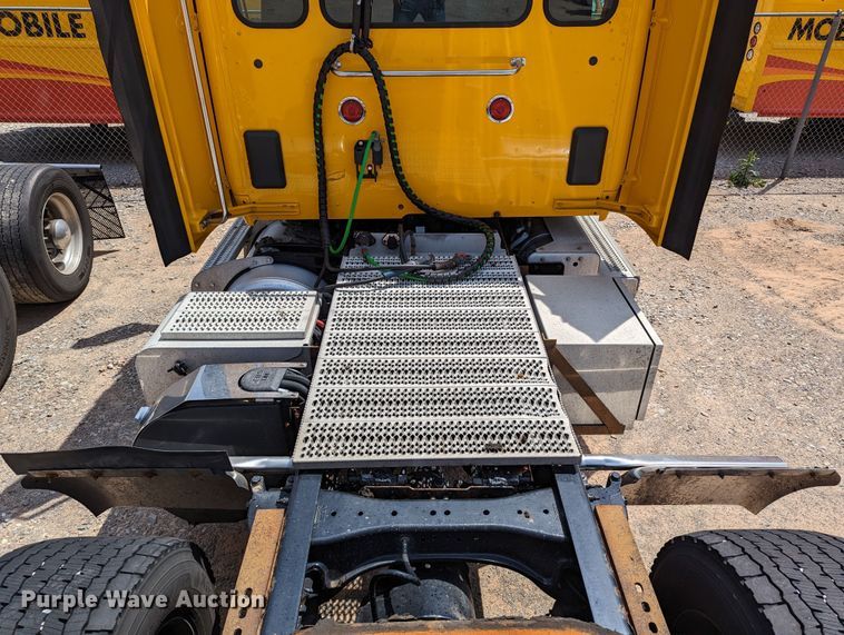 image for item MN9970 2016 Peterbilt 579  semi truck