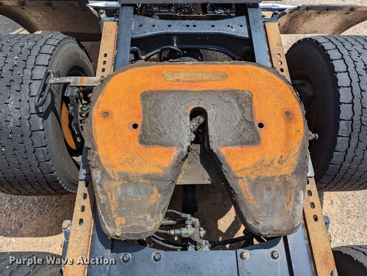 image for item MN9970 2016 Peterbilt 579  semi truck