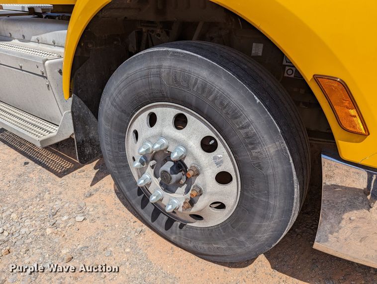 image for item MN9970 2016 Peterbilt 579  semi truck