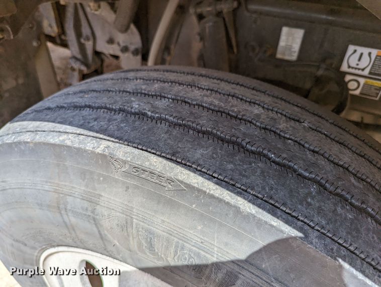 image for item MN9970 2016 Peterbilt 579  semi truck