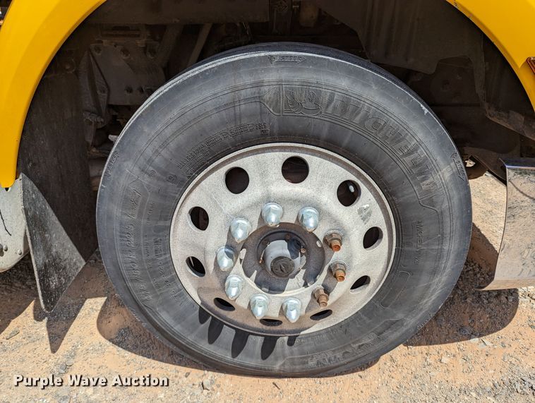 image for item MN9970 2016 Peterbilt 579  semi truck