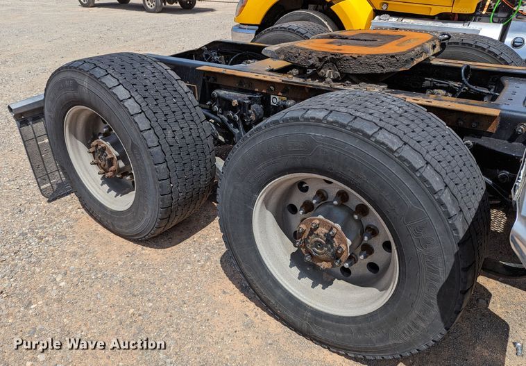 image for item MN9970 2016 Peterbilt 579  semi truck