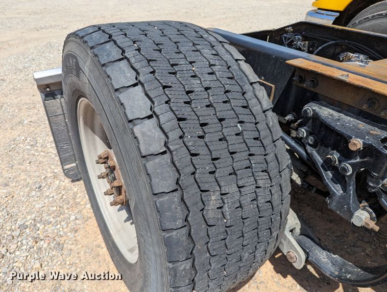 image for item MN9970 2016 Peterbilt 579  semi truck