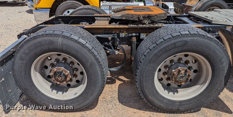 image for item MN9970 2016 Peterbilt 579  semi truck