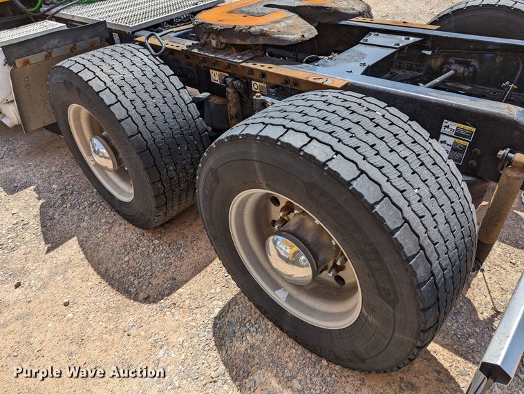 image for item MN9970 2016 Peterbilt 579  semi truck