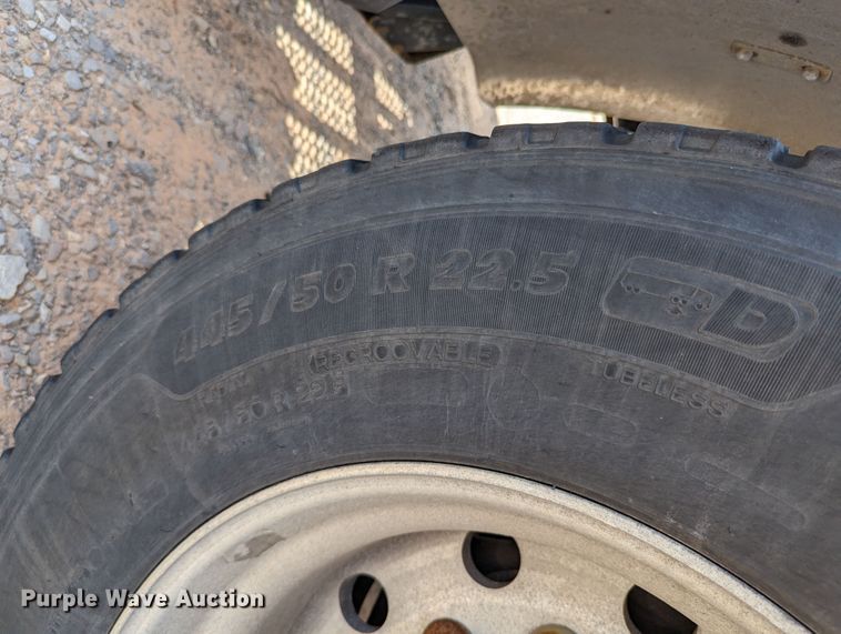 image for item MN9970 2016 Peterbilt 579  semi truck