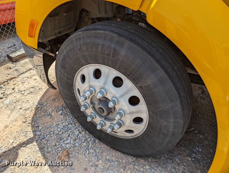 image for item MN9970 2016 Peterbilt 579  semi truck