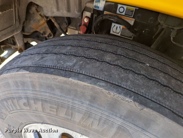 image for item MN9970 2016 Peterbilt 579  semi truck