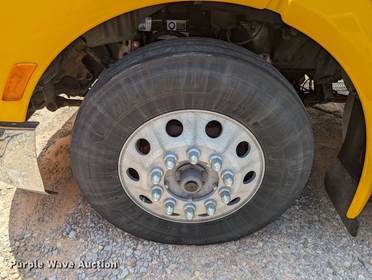 image for item MN9970 2016 Peterbilt 579  semi truck